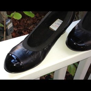 Munro American black leather shoes